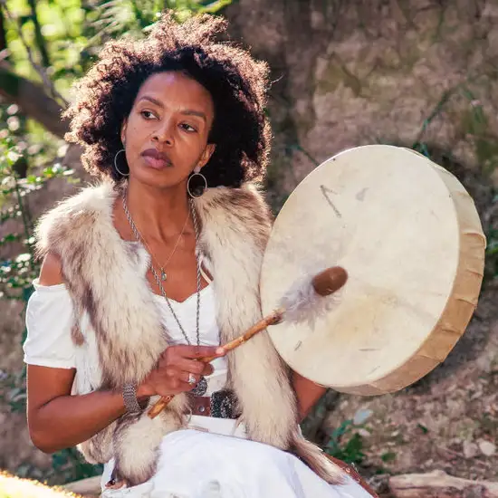 Senait Bahta mit Trommel